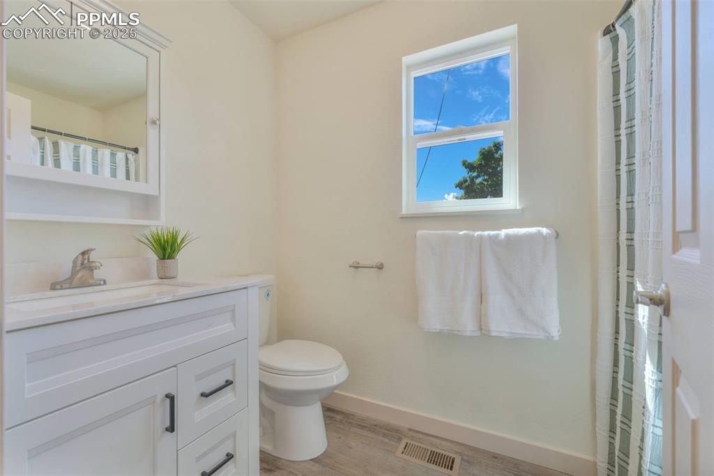 Image 10 of 35: Bathroom
