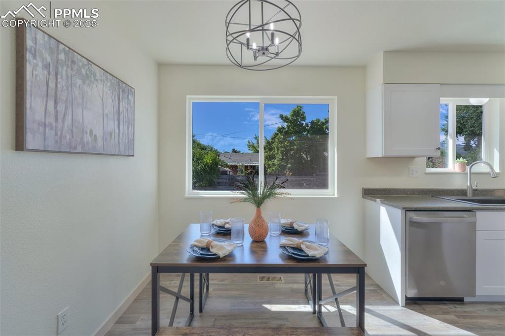 Image 15 of 35: Dining Area