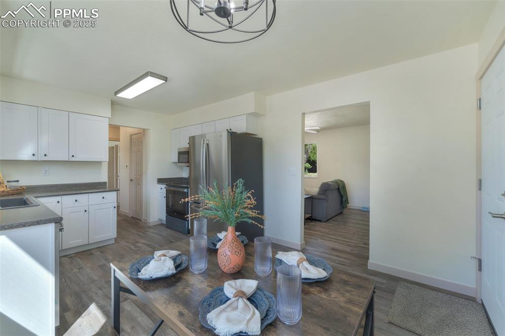 Image 16 of 35: Dining Area