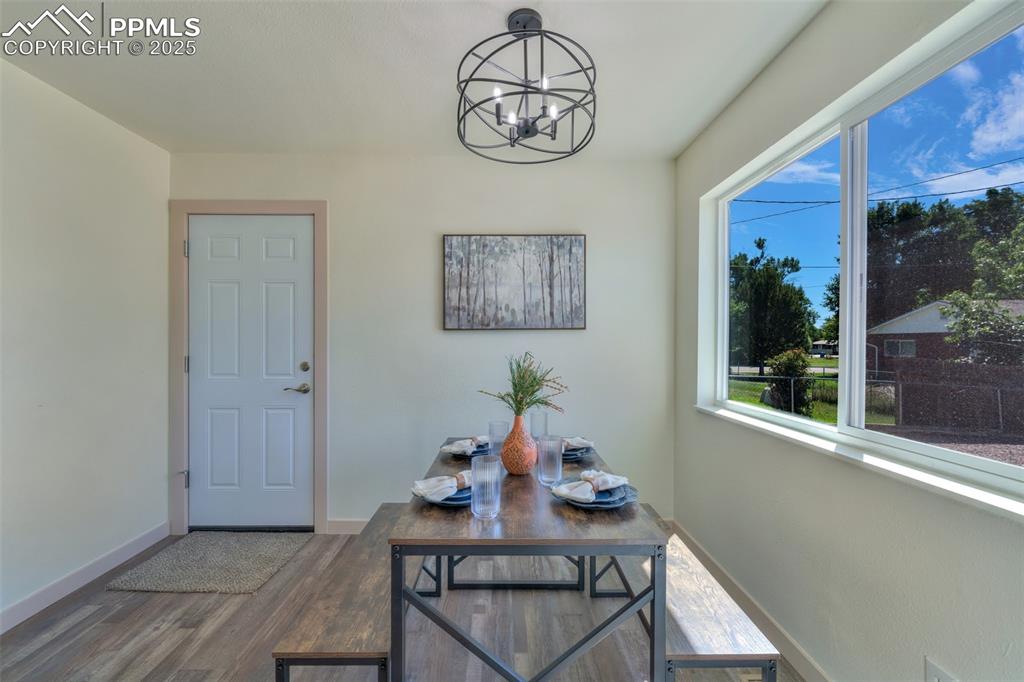 Image 17 of 35: Dining Area