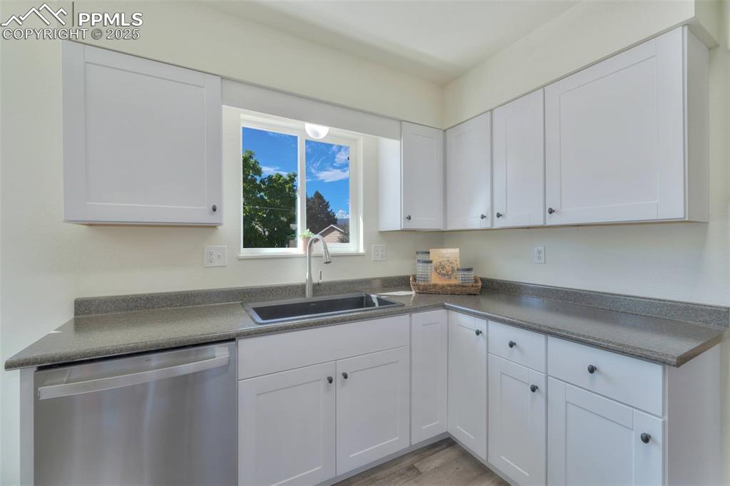 Image 19 of 35: Kitchen