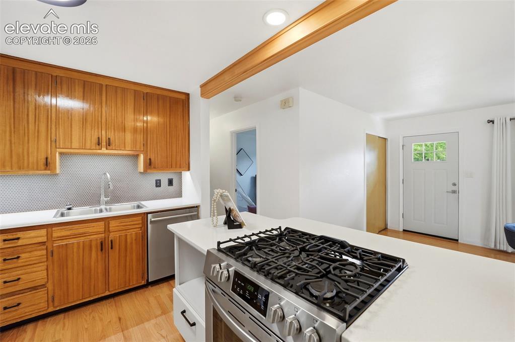 Image 10 of 32: Kitchen