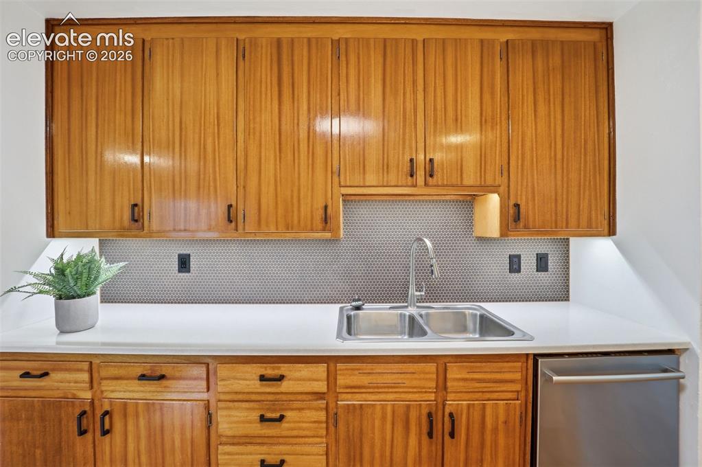Image 11 of 32: Kitchen