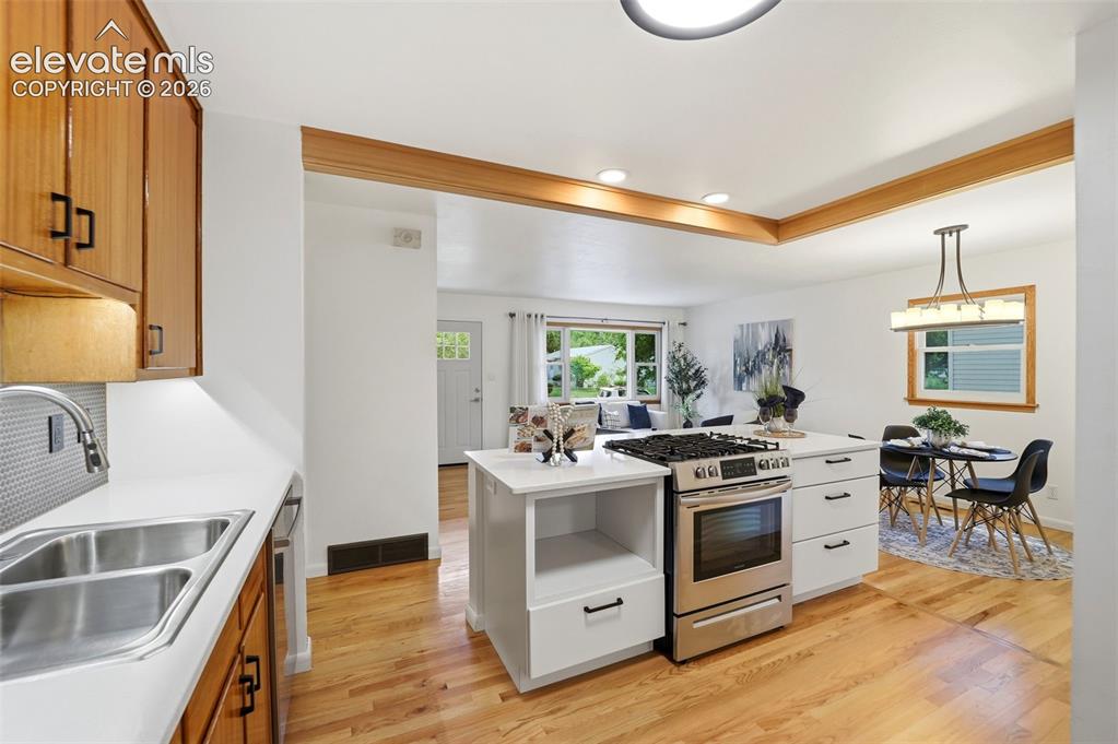 Image 12 of 32: Kitchen