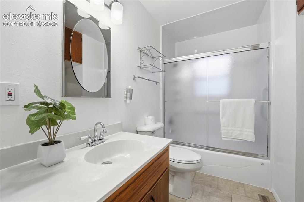 Image 16 of 32: Bathroom