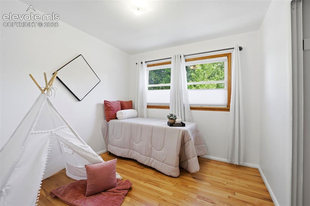 Image 17 of 32: Bedroom