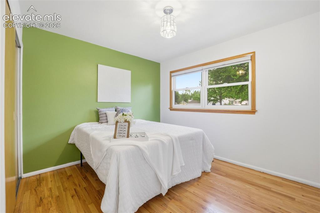 Image 19 of 32: Bedroom