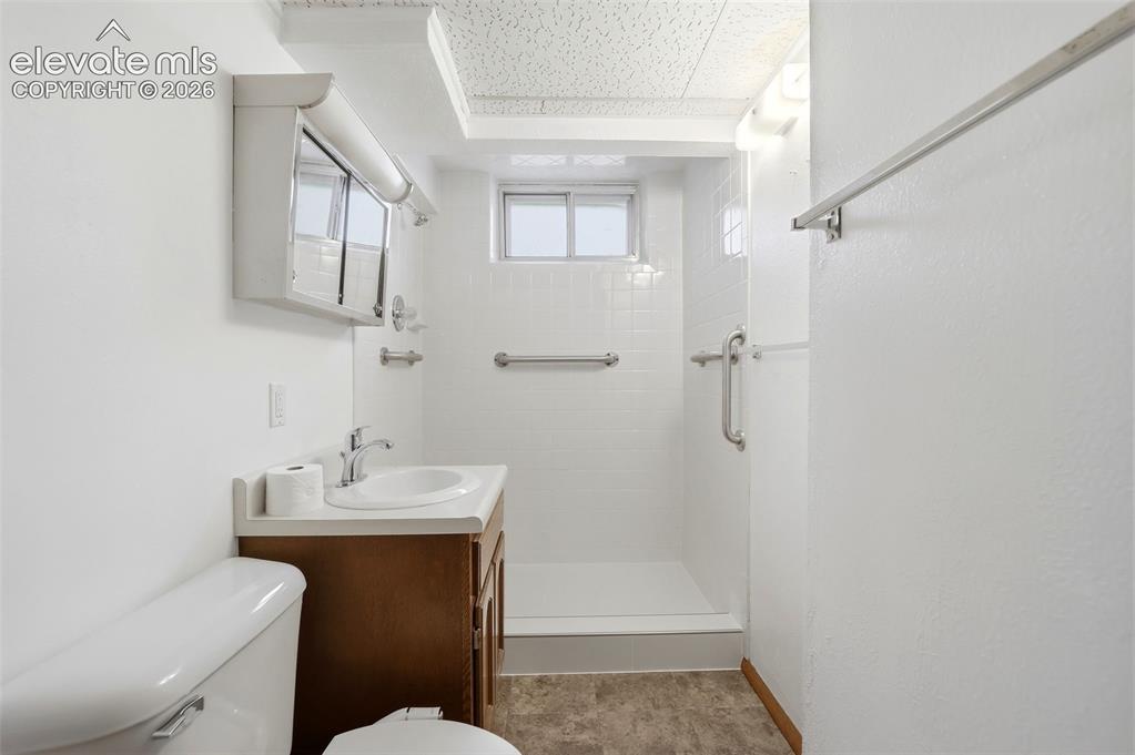 Image 23 of 32: Bathroom