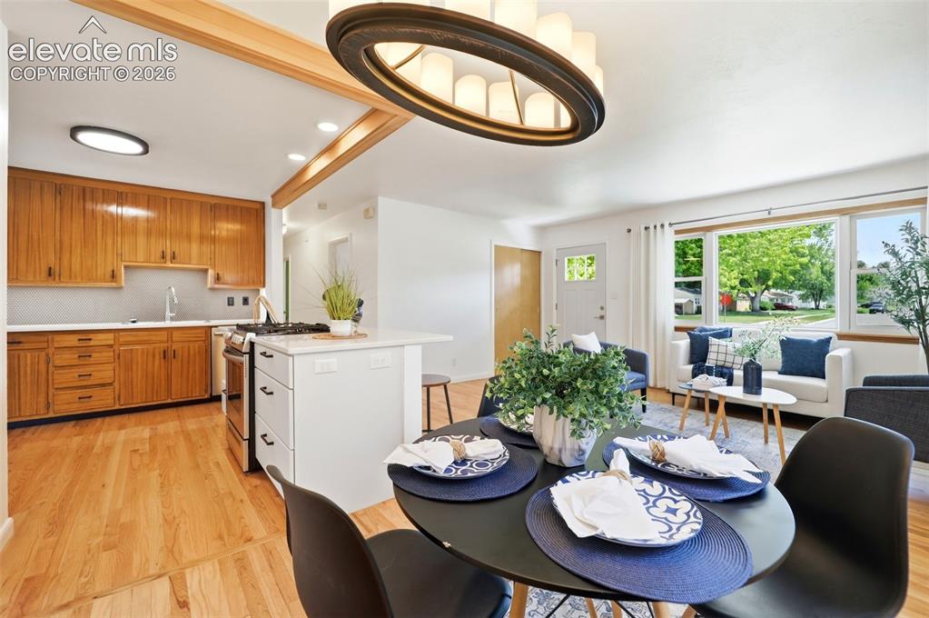 Image 6 of 32: Dining Area