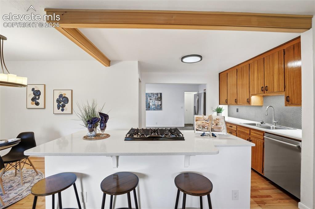 Image 8 of 32: Kitchen
