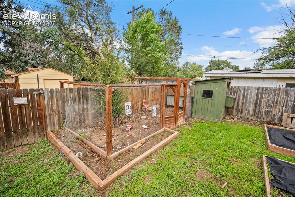 Image 39 of 48: Yard