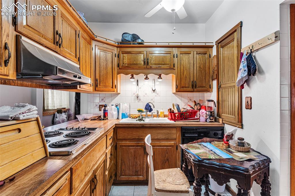 Image 14 of 50: Kitchen