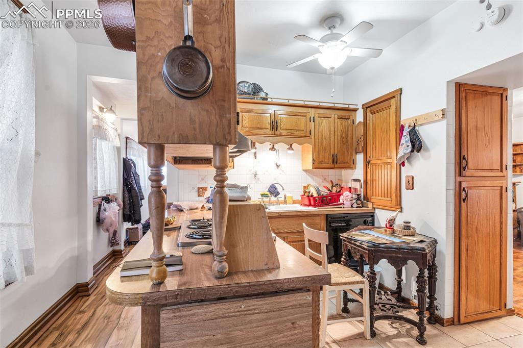 Image 16 of 50: Kitchen