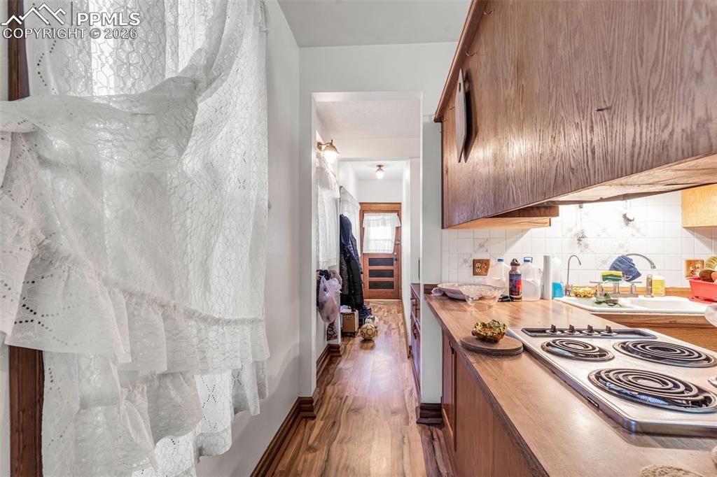 Image 17 of 50: Kitchen