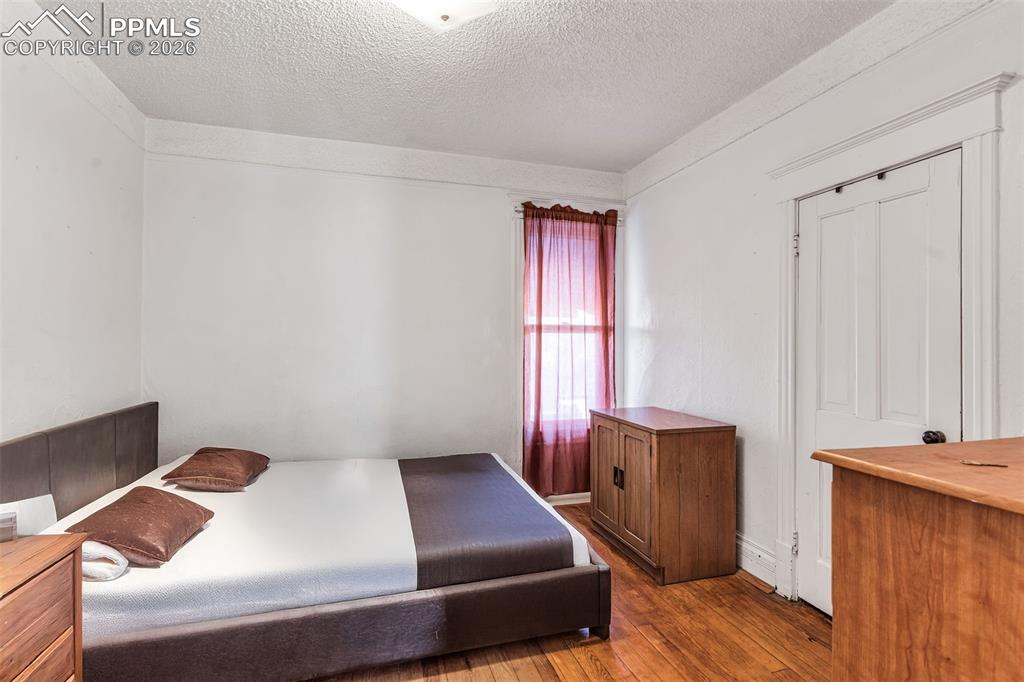 Image 19 of 50: Bedroom