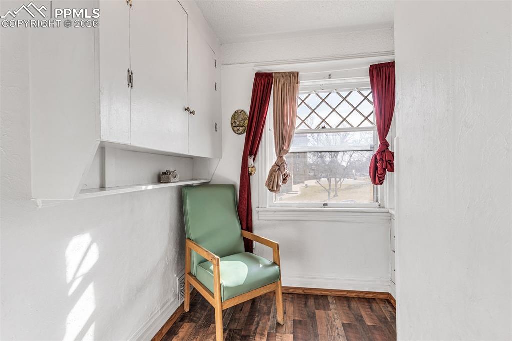 Image 20 of 50: Sitting Room