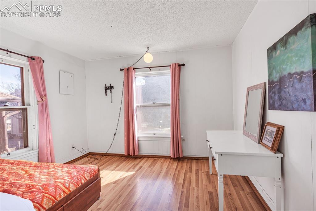 Image 21 of 50: Bedroom