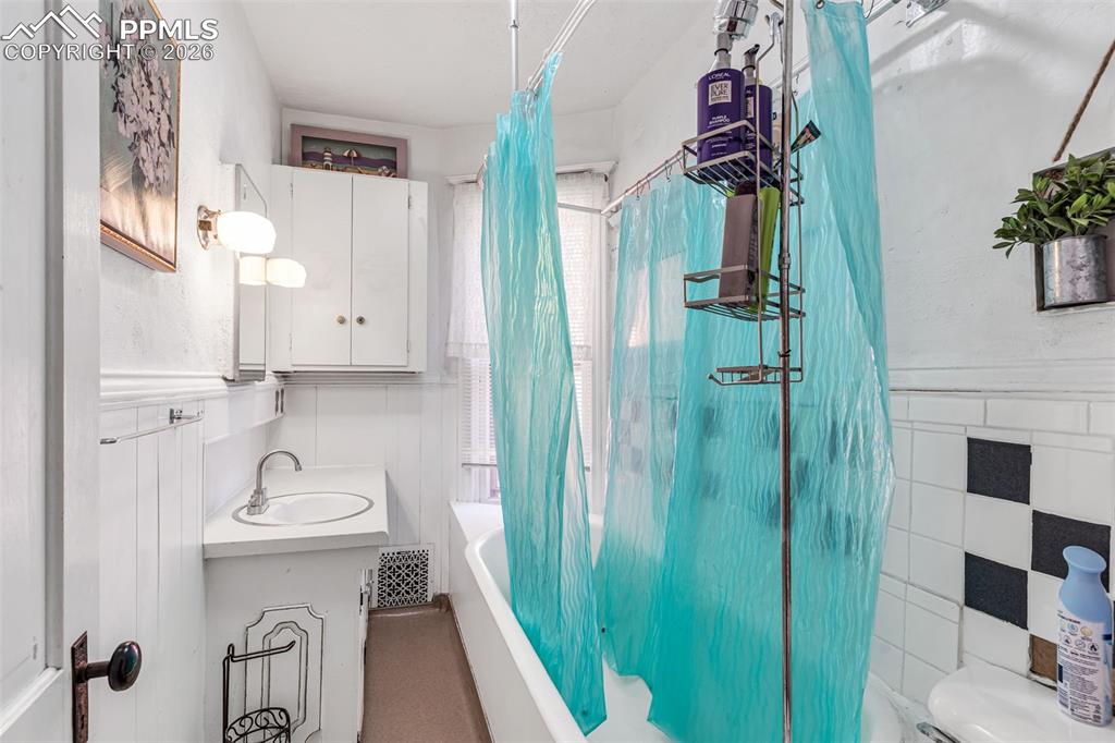 Image 22 of 50: Bathroom