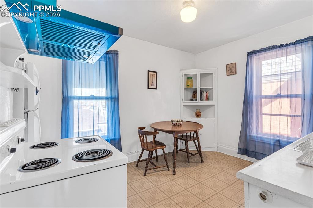 Image 23 of 50: Kitchen