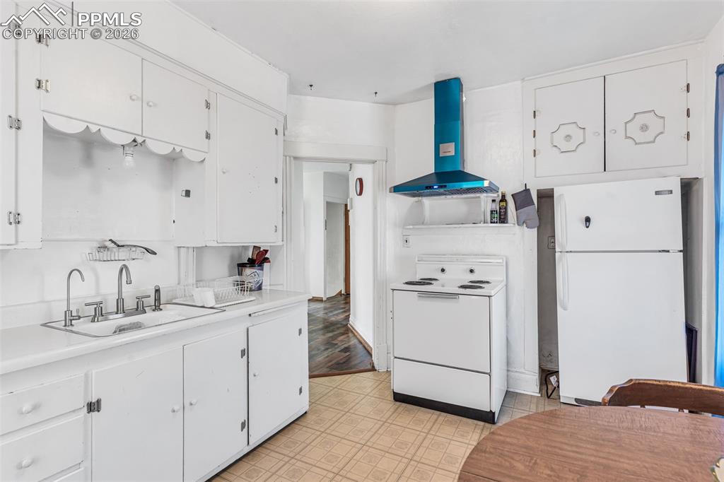 Image 25 of 50: Kitchen