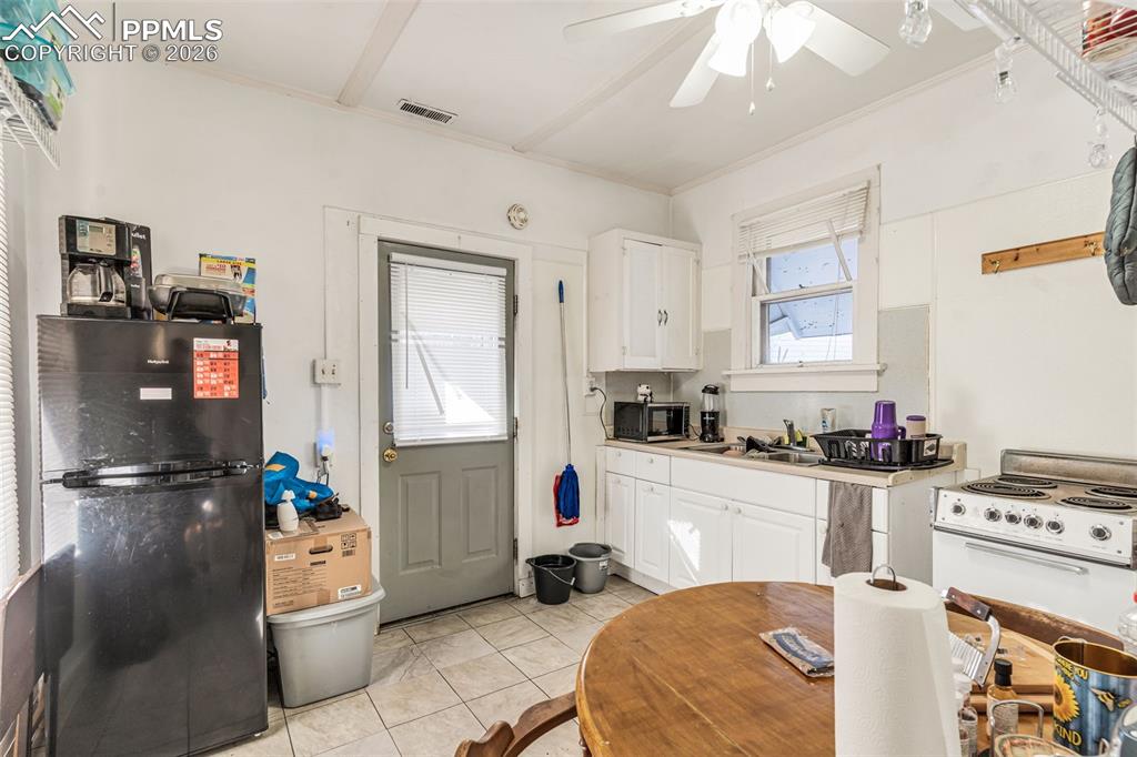 Image 36 of 50: Kitchen