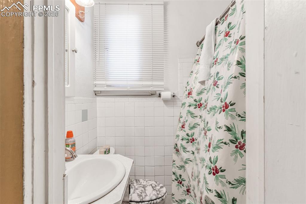 Image 39 of 50: Bathroom