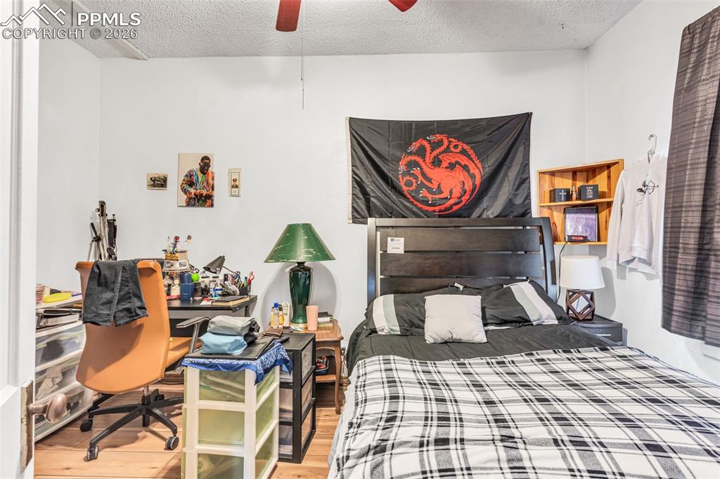 Image 40 of 50: Bedroom