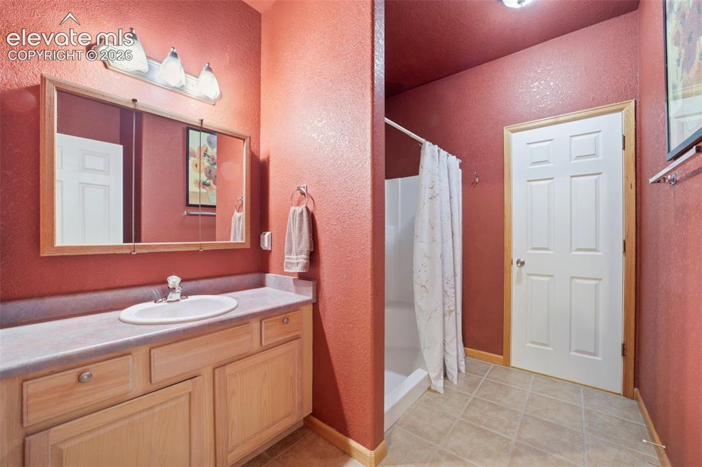 Image 11 of 36: Bathroom
