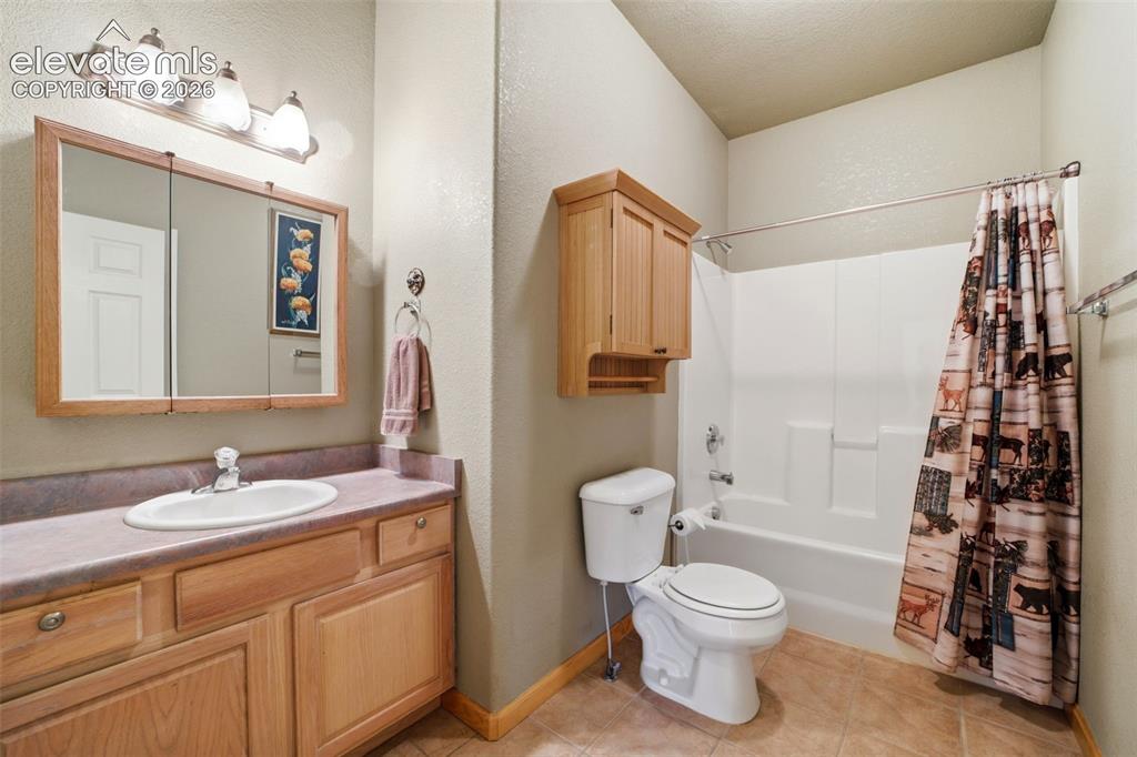 Image 16 of 36: Bathroom