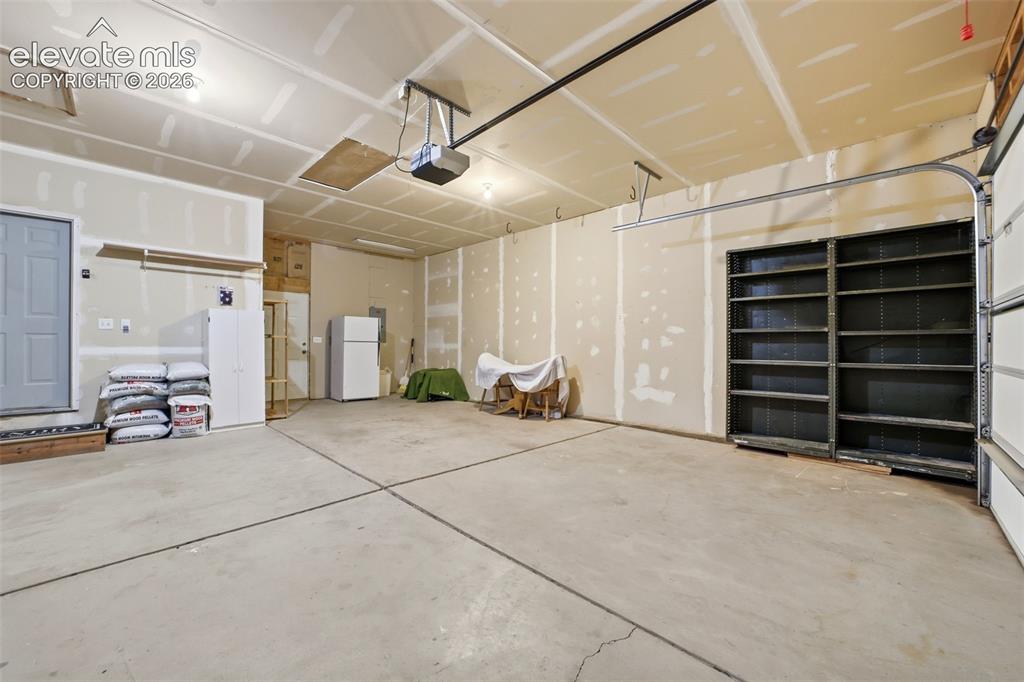 Image 26 of 36: Garage