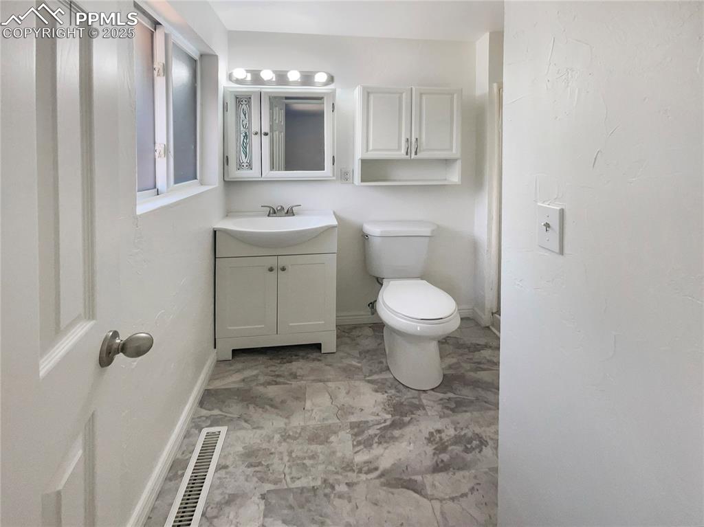 Image 14 of 22: Bathroom