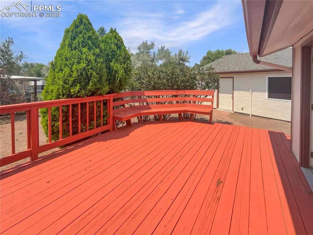 Image 18 of 22: Deck
