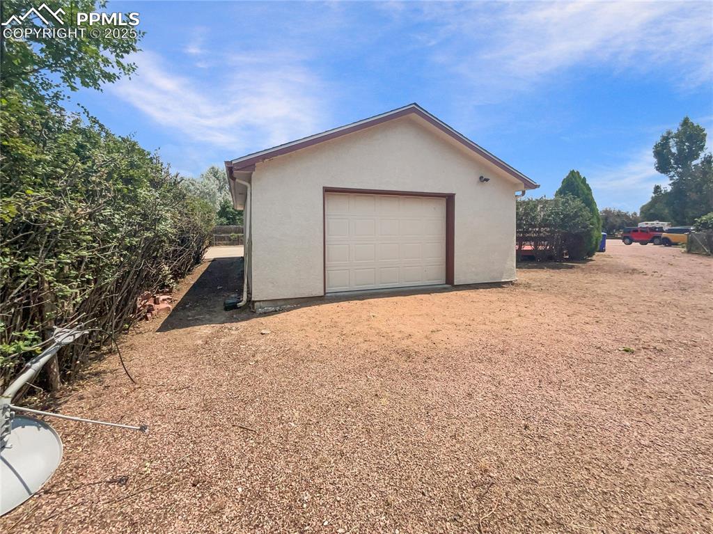 Image 19 of 22: Garage