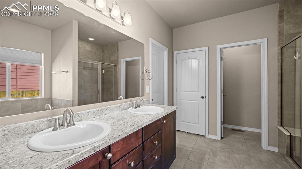 Image 18 of 42: Bathroom