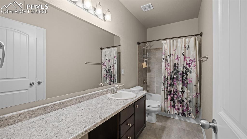 Image 29 of 42: Bathroom