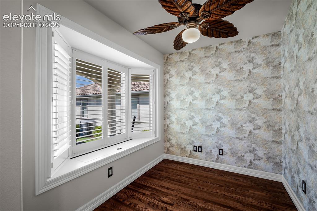 Image 10 of 50: Perfect Bonus Room