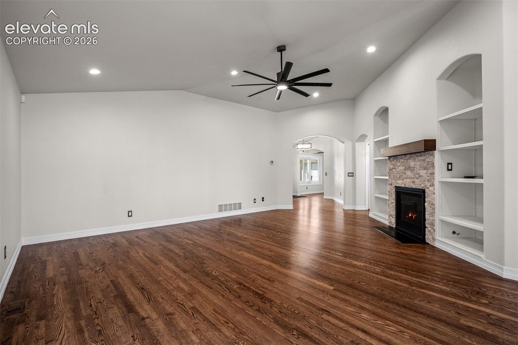 Image 12 of 50: Great Room