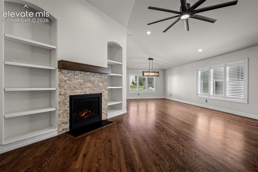 Image 14 of 50: Great Room