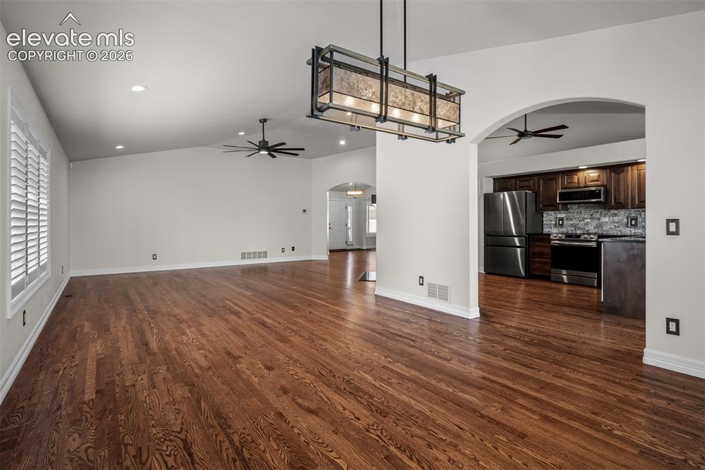 Image 18 of 50: Dining Area