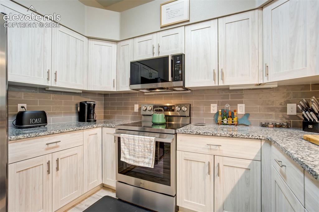 Image 10 of 41: Kitchen