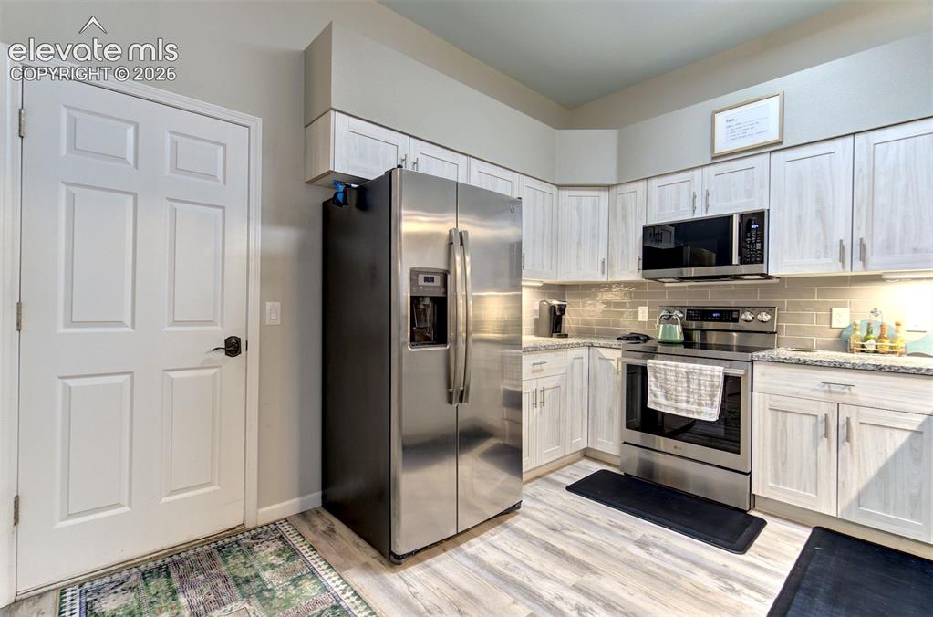 Image 11 of 41: Kitchen