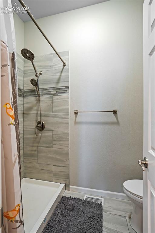 Image 15 of 41: Bathroom