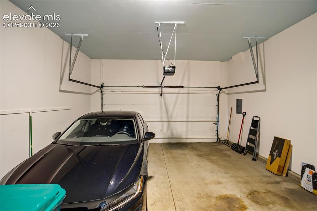 Image 31 of 41: Garage