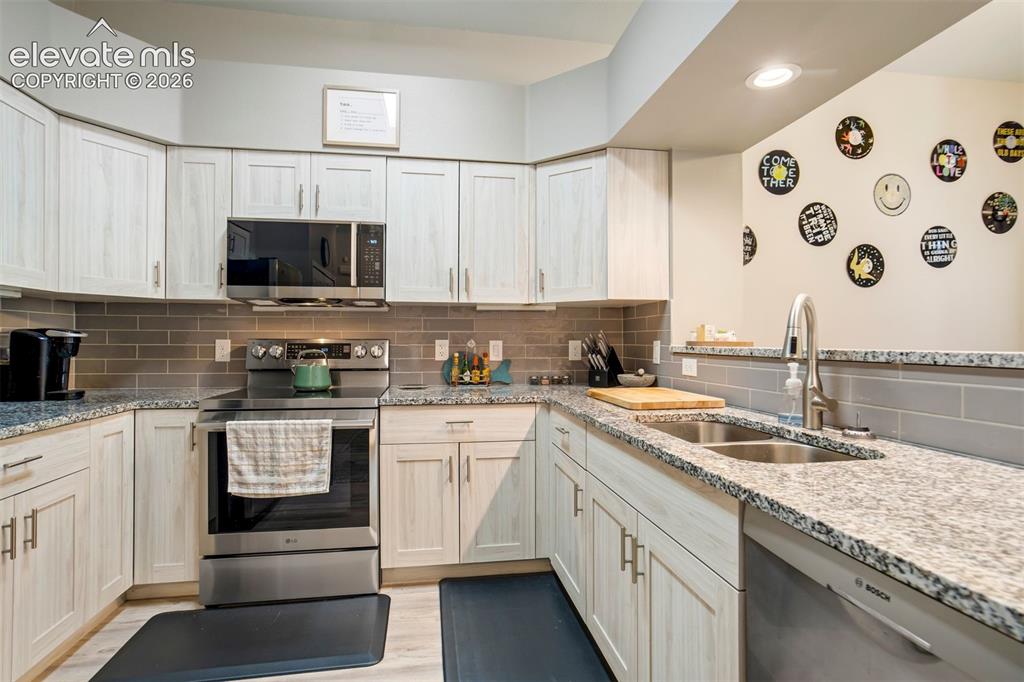 Image 9 of 41: Kitchen