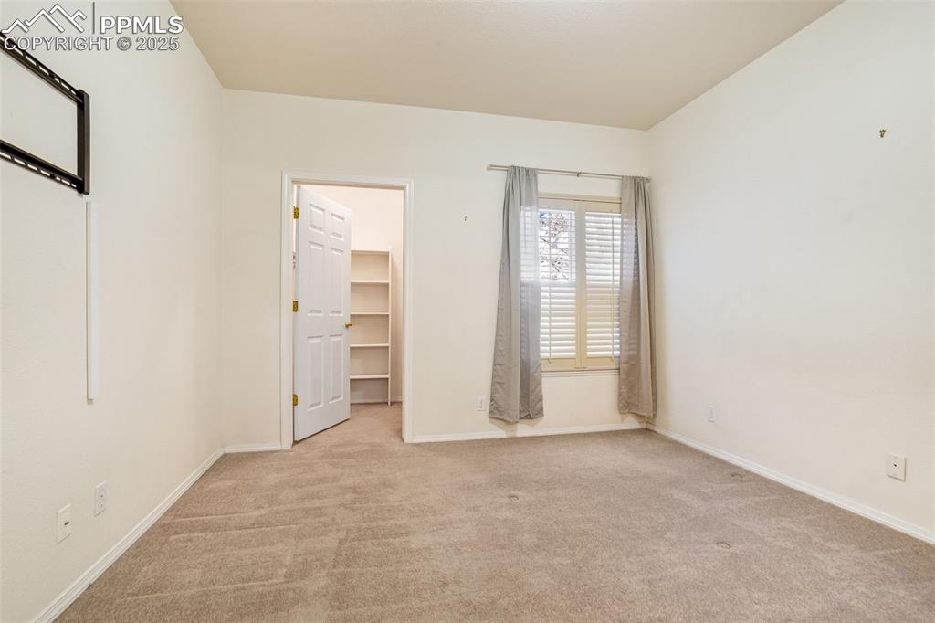 Image 14 of 26: Bedroom