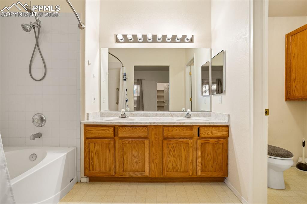 Image 15 of 26: Bathroom