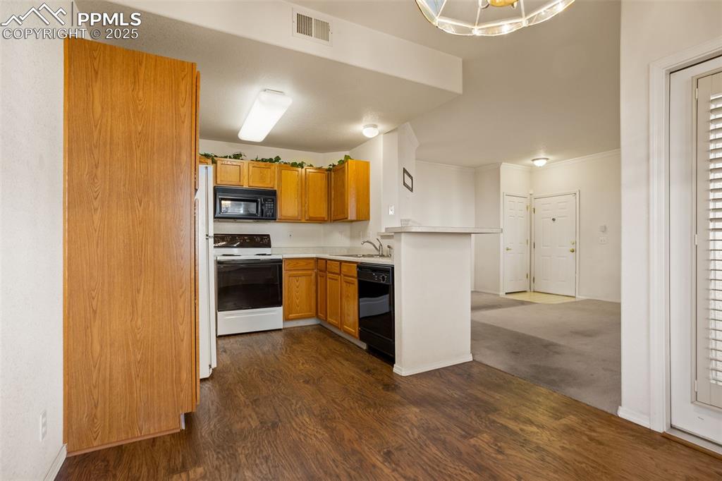 Image 7 of 26: Kitchen