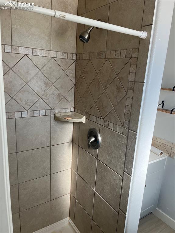 Image 14 of 19: Bathroom