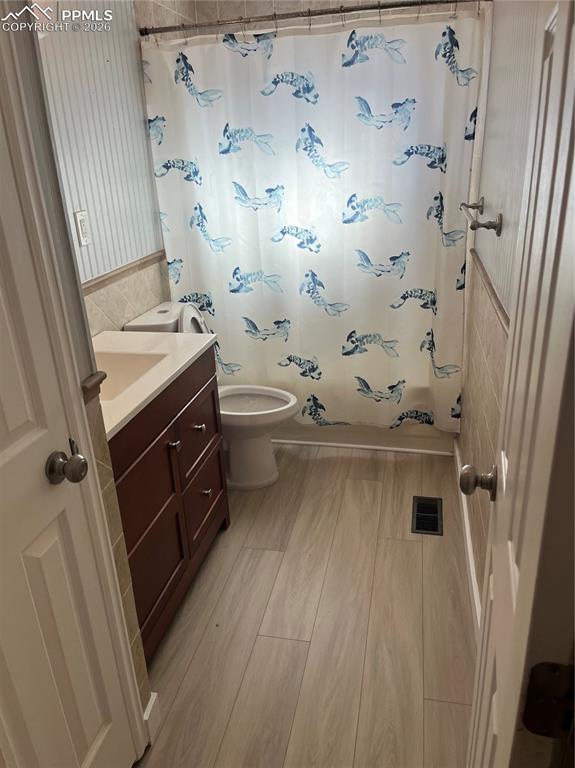 Image 16 of 19: Bathroom