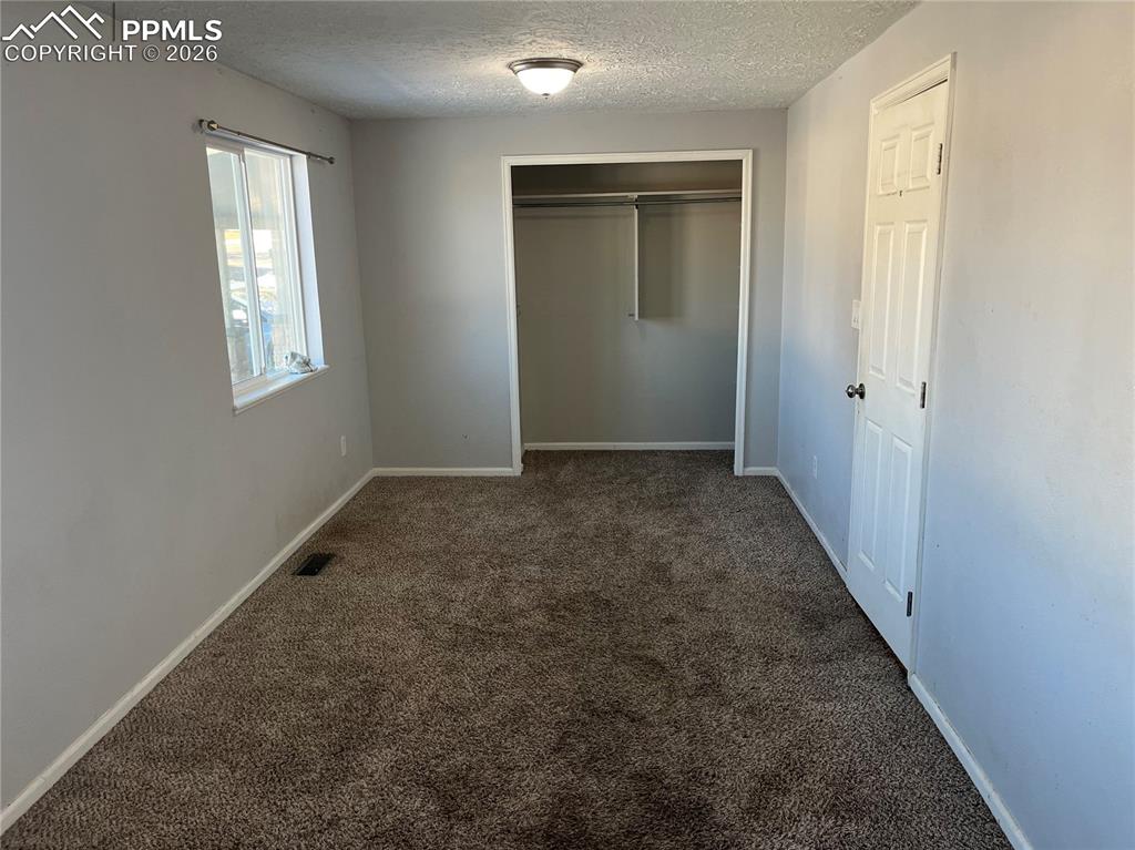 Image 18 of 19: Bedroom